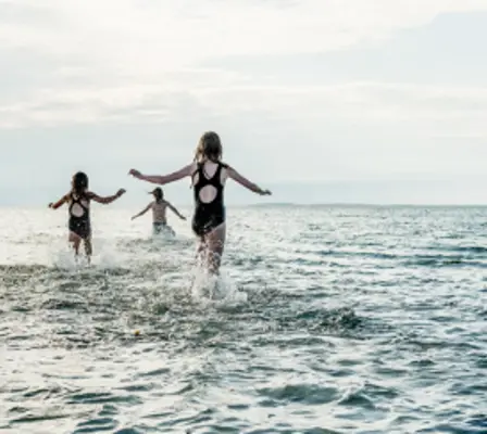 børn bader i havet