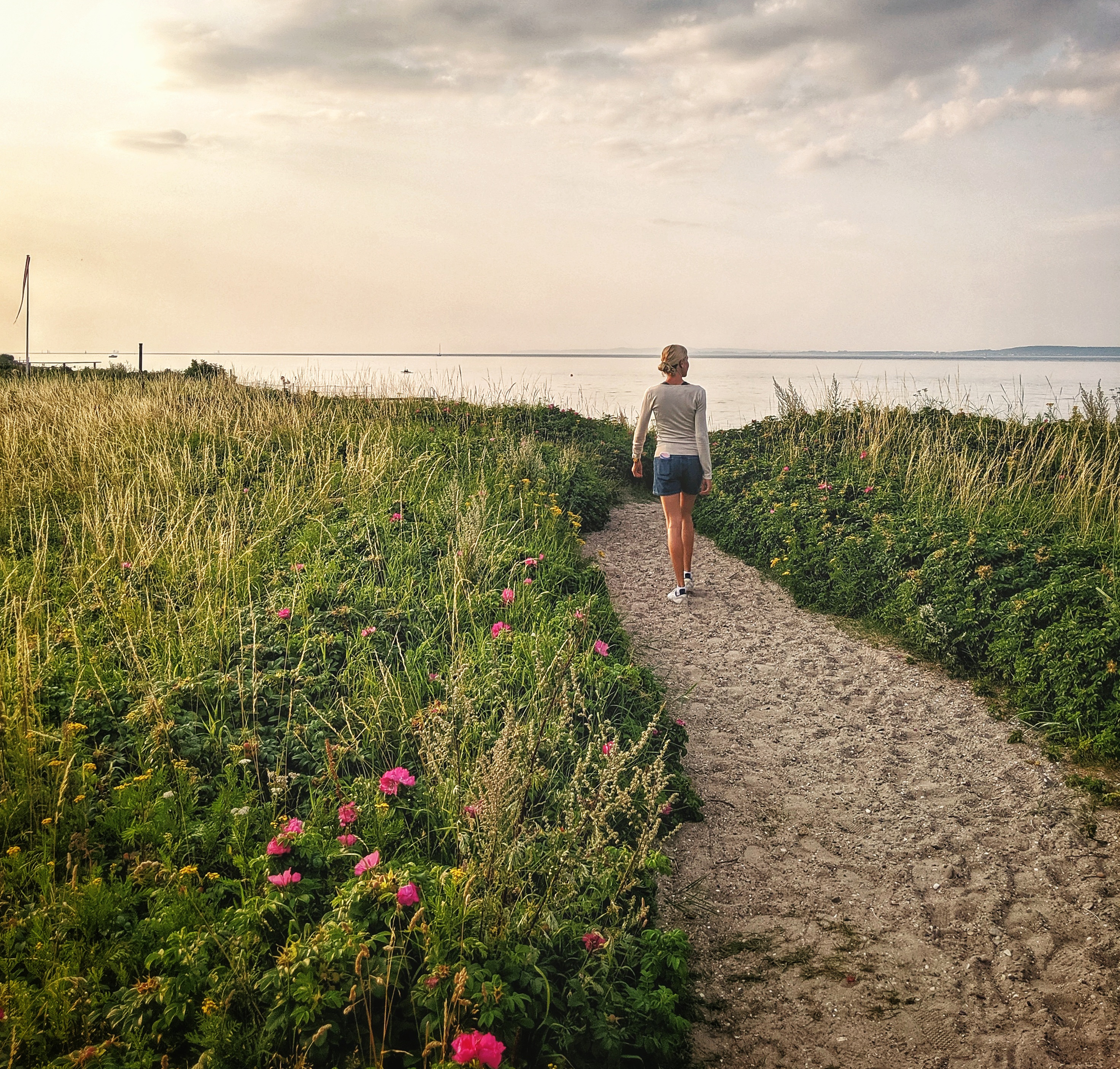 pige-paa-strand-nordsjaelland