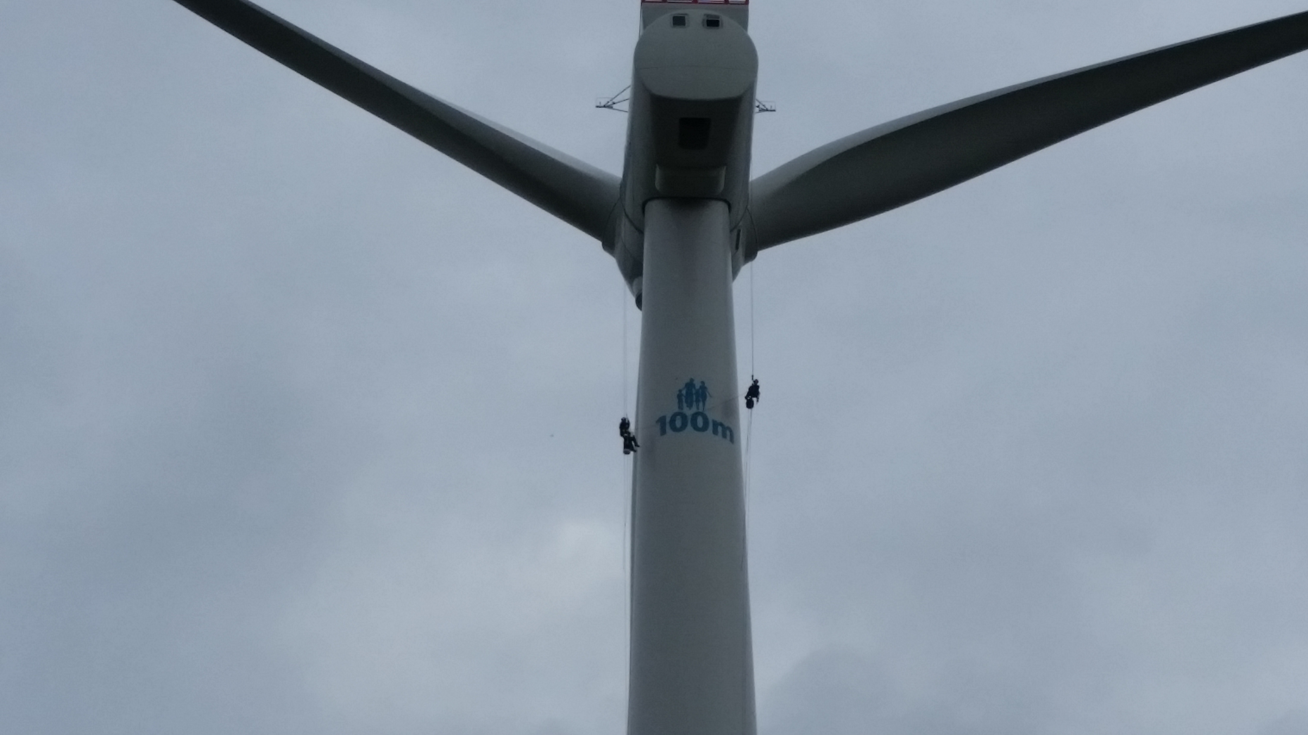 Christian Grant ved vindmølle