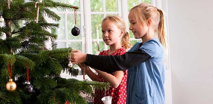 To piger pynter juletræ