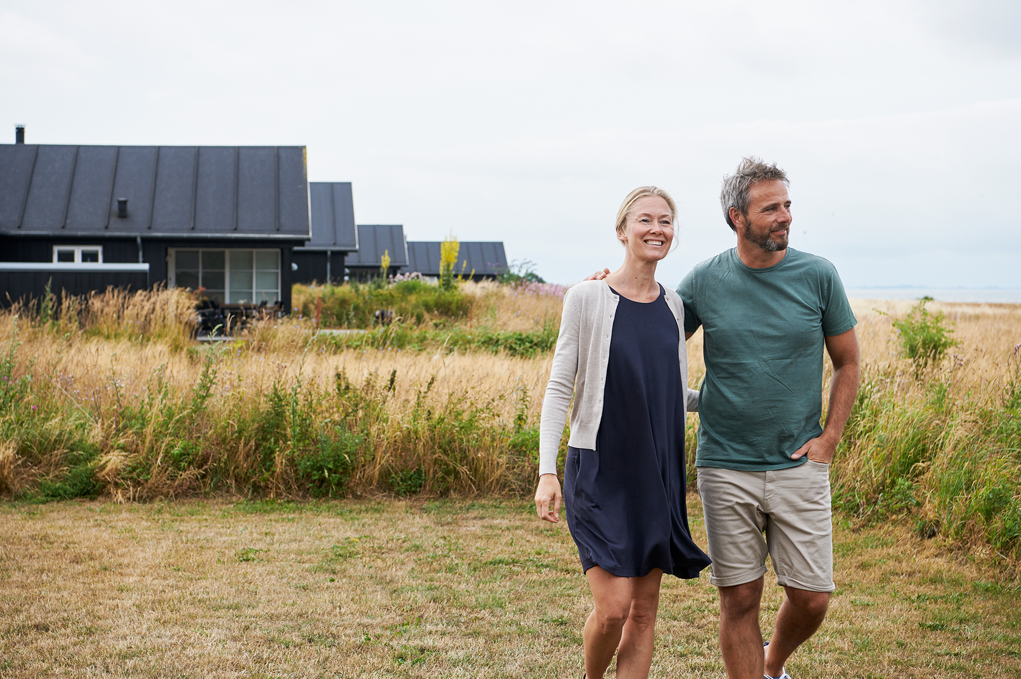 Par Gaar Tur Ved Sommerhus Ved Strand