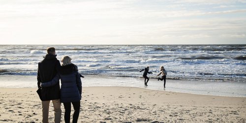 familie-paa-strand
