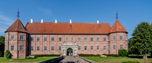 Voergaard Slot ligger smukt i Østvendsyssel