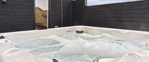 Et sommerhus med udendørs spa.